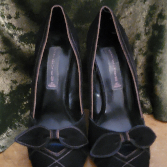 BB Dakota by Steve Madden Black Heels with Bow - Picture 1 of 3